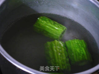 苦瓜酿红枣的做法步骤:2