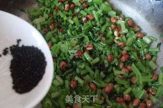 芹菜拌花生米的做法步骤:9