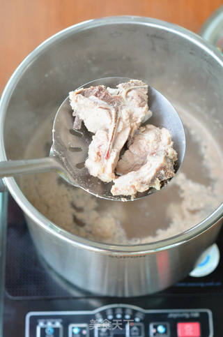 简单的美味养身汤---玉米排骨汤的做法步骤：3