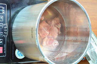 简单的美味养身汤---玉米排骨汤的做法步骤：2