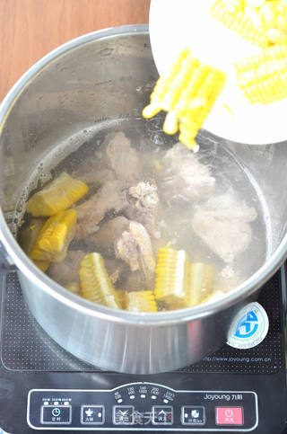 简单的美味养身汤---玉米排骨汤的做法步骤：4
