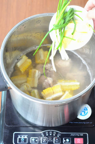 简单的美味养身汤---玉米排骨汤的做法步骤：5