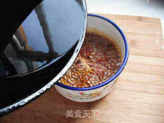 地道川渝人家必备的调味品——红辣椒油的做法步骤:7