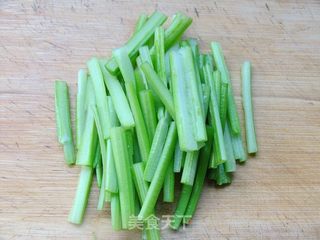 清爽好味道——清炒香芹豆干的做法步骤:2