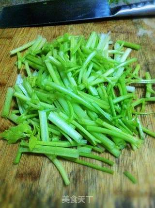香芹炒牛肉的做法步骤:3