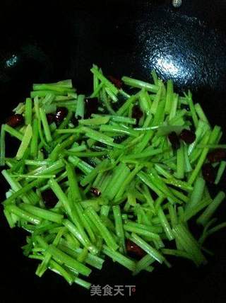 香芹炒牛肉的做法步骤:6
