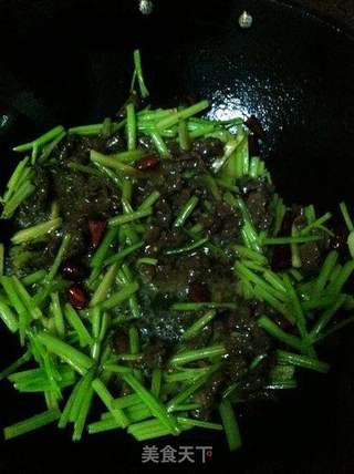 香芹炒牛肉的做法步骤:7