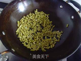 酸豆角炒鸡蛋的做法步骤：4