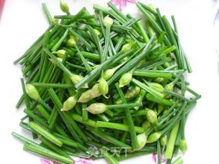 辣菜炒韭菜花的做法步骤：1