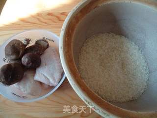 饭菜一锅出——砂锅鸡翅饭的做法步骤：1
