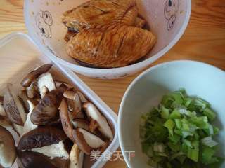 饭菜一锅出——砂锅鸡翅饭的做法步骤:4