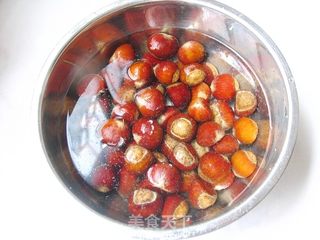 甜蜜的温暖——糖水栗子的做法步骤:2