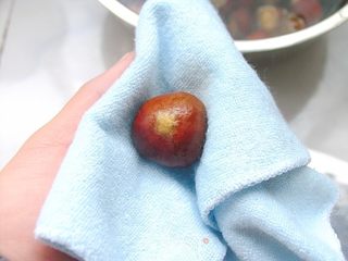 甜蜜的温暖——糖水栗子的做法步骤:3