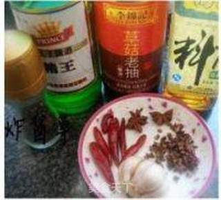 黄花菜焖啤酒鸡的做法步骤:2