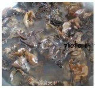 黄花菜焖啤酒鸡的做法步骤:5