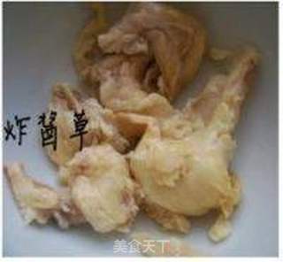 黄花菜焖啤酒鸡的做法步骤:4