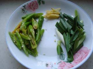 红萝卜黑木耳炒五花肉的做法步骤:3