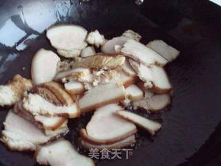红萝卜黑木耳炒五花肉的做法步骤:6