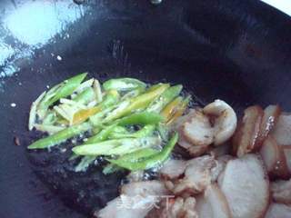 红萝卜黑木耳炒五花肉的做法步骤：7