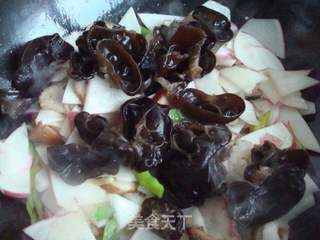 红萝卜黑木耳炒五花肉的做法步骤：10