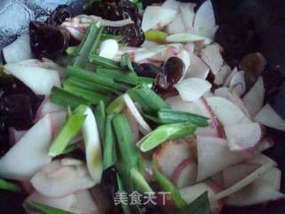 红萝卜黑木耳炒五花肉的做法步骤：11
