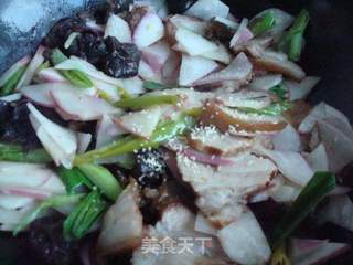 红萝卜黑木耳炒五花肉的做法步骤：12