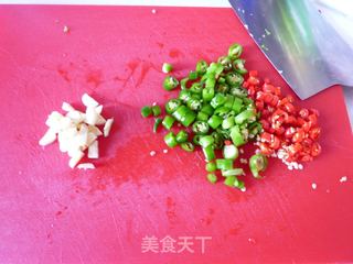 孔雀开屏蒸鲈鱼的做法步骤:2