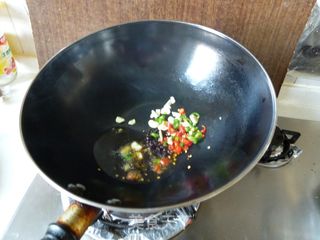 孔雀开屏蒸鲈鱼的做法步骤:4
