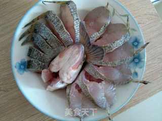 第一次制作清蒸鲈鱼(孔雀开屏)的做法步骤:2