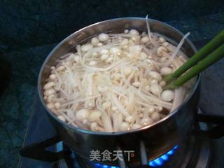 十分钟快手爽口菜——炝拌金针菇的做法步骤:3