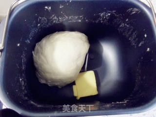 豆沙花环面包的做法步骤:2