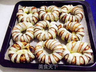 豆沙花环面包的做法步骤:11