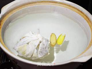 莲藕排骨汤的做法步骤：2