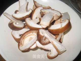 香菇牛蒡炒青瓜的做法步骤：2