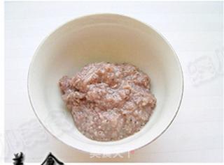 青椒红肠虾酱炒豆腐的做法步骤:2