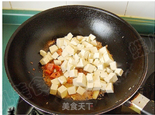 青椒红肠虾酱炒豆腐的做法步骤:6