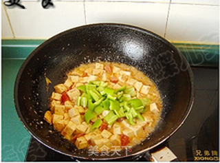 青椒红肠虾酱炒豆腐的做法步骤:8