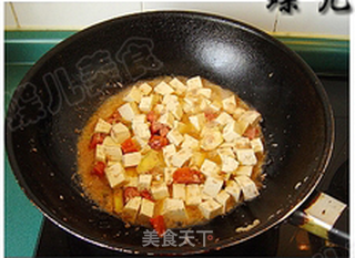 青椒红肠虾酱炒豆腐的做法步骤:7