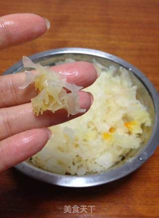 红枣桂圆银耳羹的做法步骤:2