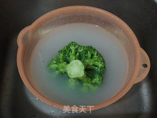 西兰花两吃之---【蒜香西兰花】的做法步骤:2