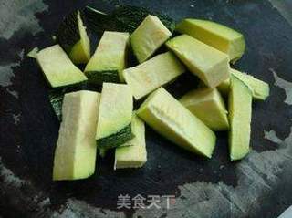 电饭煲懒人菜——排骨焖南瓜的做法步骤:2