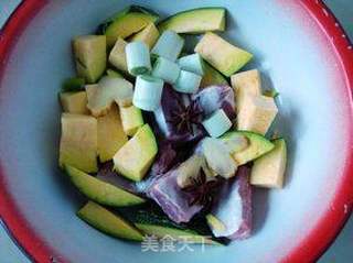 电饭煲懒人菜——排骨焖南瓜的做法步骤:5