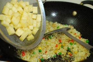 【虾仁菠萝饭】附快速便捷取菠萝肉方法的做法步骤:8