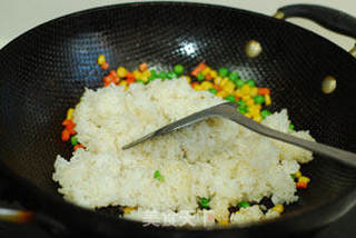 【虾仁菠萝饭】附快速便捷取菠萝肉方法的做法步骤:7