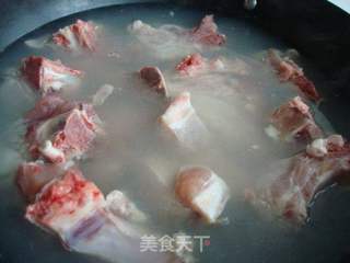 阿魏菇大骨汤的做法步骤:3