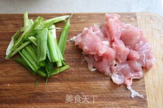 口蘑炒肉片的做法步骤:2