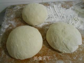 披萨系类之——黑椒蟹棒披萨的做法步骤:2
