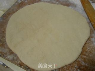 披萨系类之——黑椒蟹棒披萨的做法步骤:4