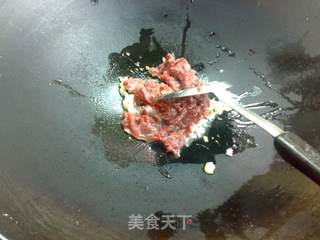 红萝卜炒牛肉的做法步骤:2