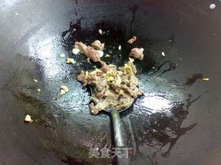 红萝卜炒牛肉的做法步骤:3
